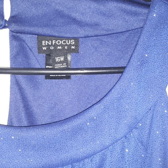 A long sparkly blue prom dress - Picture 2 of 3